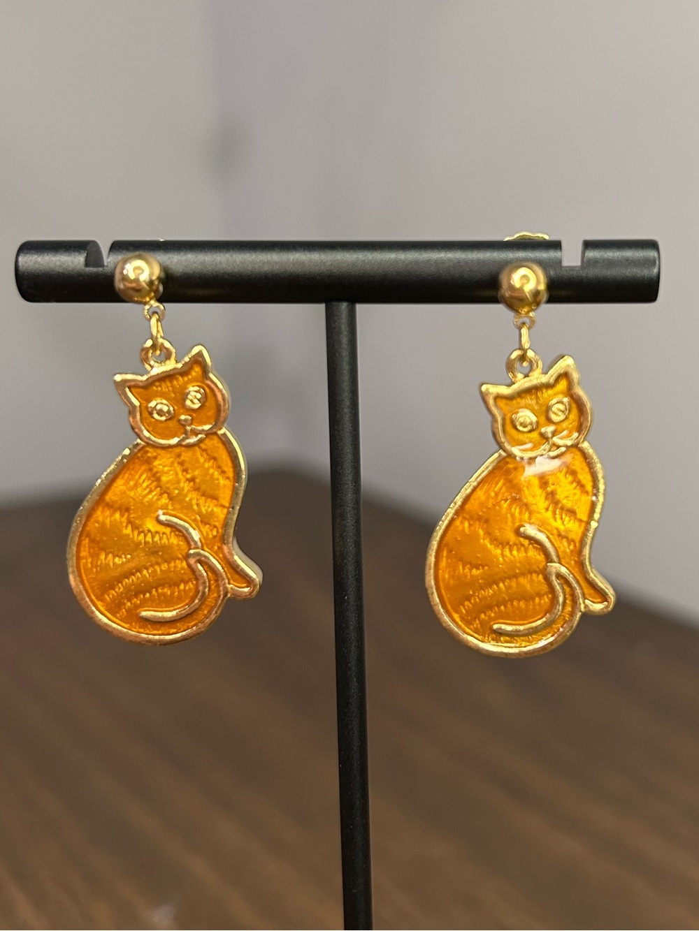 Vintage Avon “Pretty Kitty” Gold-Tone Amber Enamel Cat Drop Earrings 1990 - Picture 2 of 2